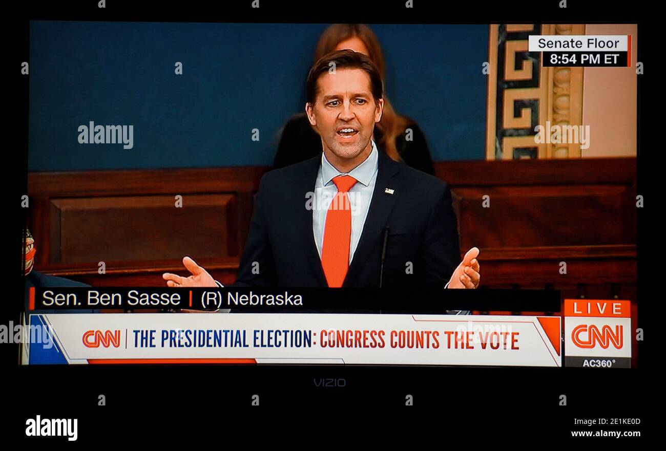 Ein CNN-Fernsehbild des republikanischen US-Senators Ben Sasse, der während einer gemeinsamen Sitzung des Kongresses zur Ratifizierung der Präsidentschaftswahl 2020 spricht. Stockfoto
