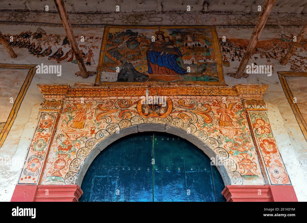 Eingang der kolonialen Kirche von Chinchero mit ihren Fresken Wandgemälde, Heilige Tal der Inka, Provinz Cusco, Peru. Stockfoto