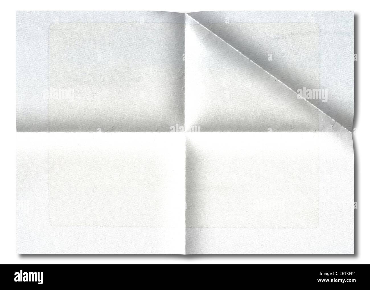 Weiß gefaltetes Papier zerknittert.zerknitterte Papierstruktur. Weißer, beschädigter Papierhintergrund. Weißes leeres Blatt zerknittertes Papier. Zerrissene Oberfläche des Leerbuchstabens. Stockfoto