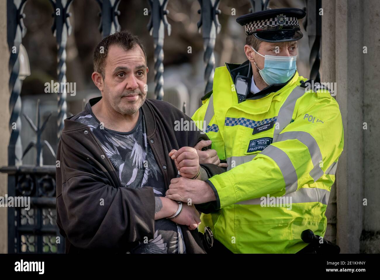 Coronavirus: Verhaftungen werden während einer versuchten Anti-Lockdown-Demonstration auf dem Parliament Square in London gegen die aktuellen Sperrbeschränkungen durchgeführt. Stockfoto