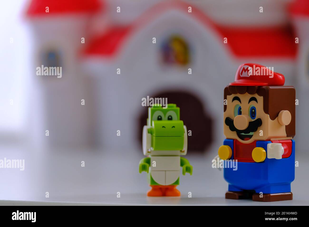 Ottawa, Ontario, Kanada - 7. Januar 2021: Spielzeugfiguren von Mario und Yoshi aus der LEGO Super Mario Serie. Stockfoto