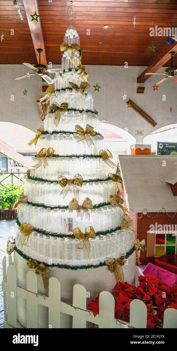 Weihnachtsbaumschmuck aus recycelten Plastikflaschen Stockfoto