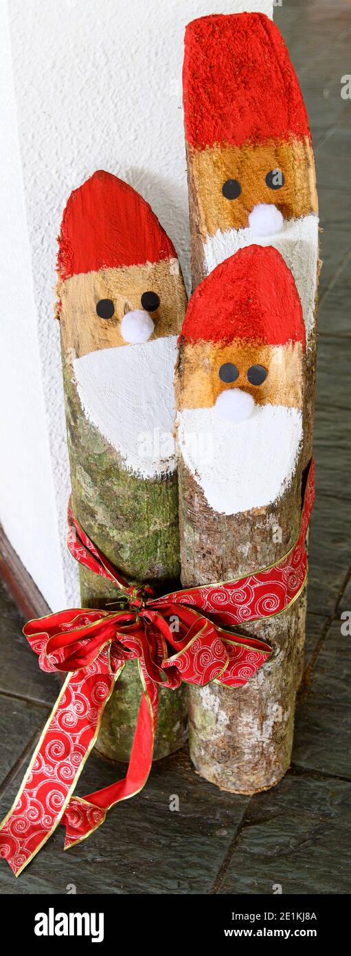 Weihnachtsmann Dekorationen aus Baumstämmen Stockfoto
