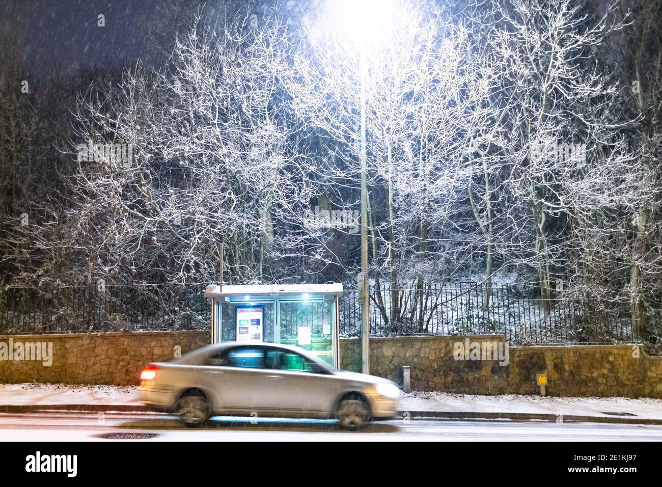 Cradley Heath, West Midlands, Großbritannien. Januar 2021. Schnee fällt über Cradley Heath in den West Midlands an einer Nacht, wenn die Temperaturen um den Gefrierpunkt schweben, aber mit kälteren Bedingungen über das Wochenende erwartet. Kredit: Peter Lopeman/Alamy Live Nachrichten Stockfoto