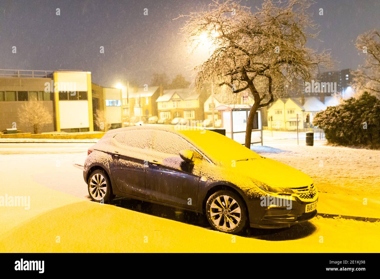Cradley Heath, West Midlands, Großbritannien. Januar 2021. Schnee fällt über Cradley Heath in den West Midlands an einer Nacht, wenn die Temperaturen um den Gefrierpunkt schweben, aber mit kälteren Bedingungen über das Wochenende erwartet. Kredit: Peter Lopeman/Alamy Live Nachrichten Stockfoto