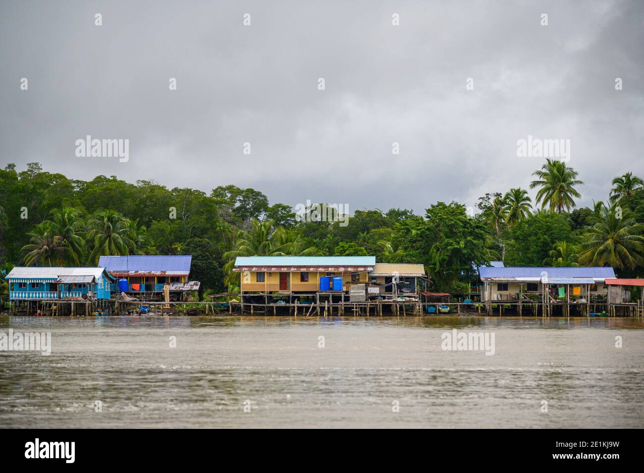 Buntes Fischerdorf auf Stelzen am Kinabatangan Fluss Stockfoto