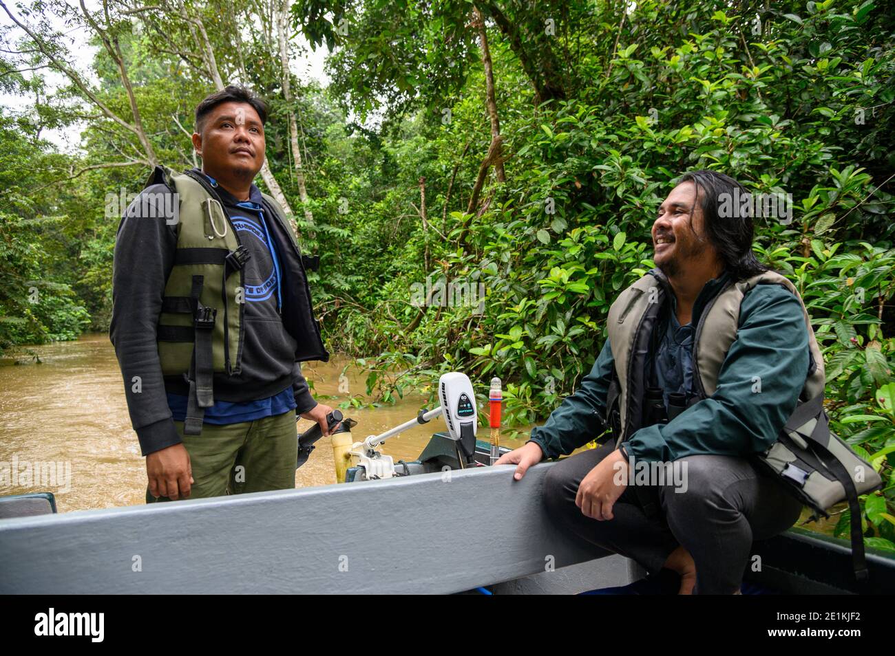 Fluss- und Wildtierführer auf Floßfahrt in der Sukau-Regenwald Stockfoto