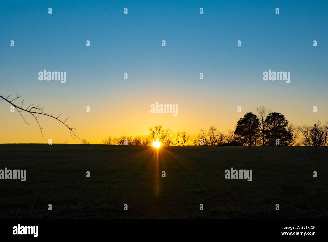 Ländlicher Sonnenaufgang Über Dem Farmland In Country Side Stockfoto