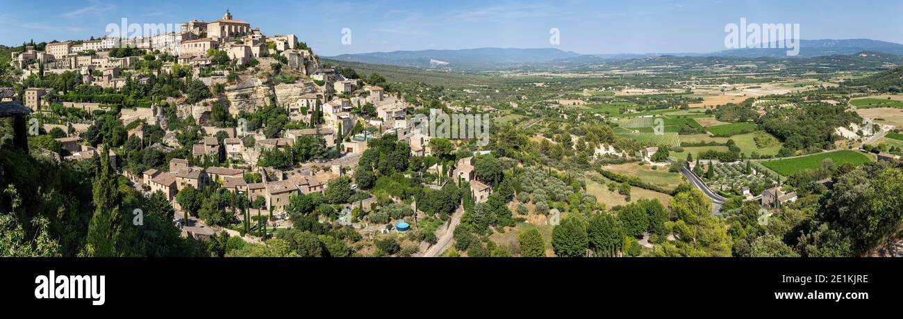 Panoramablick auf die schöne Stadt Gordes, eine Gemeinde in Das Département Vaucluse in der Region Provence-Alpes-Côte d'Azur im Südosten Frankreich Stockfoto