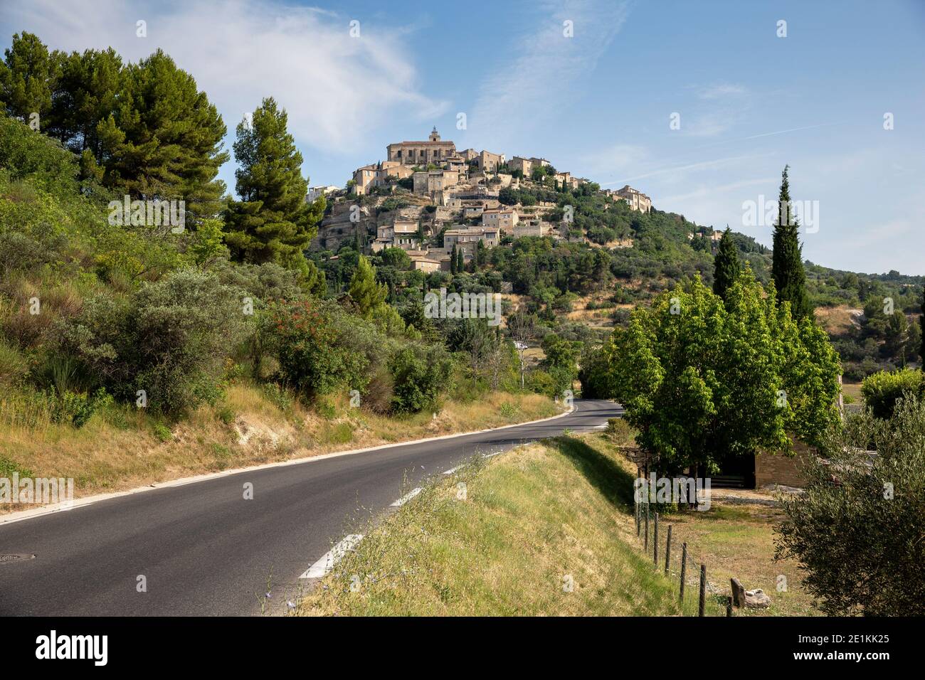 Blick auf die Straße von der schönen Stadt Gordes, eine Gemeinde in Das Département Vaucluse in der Region Provence-Alpes-Côte d'Azur im Südosten Frankreich Stockfoto