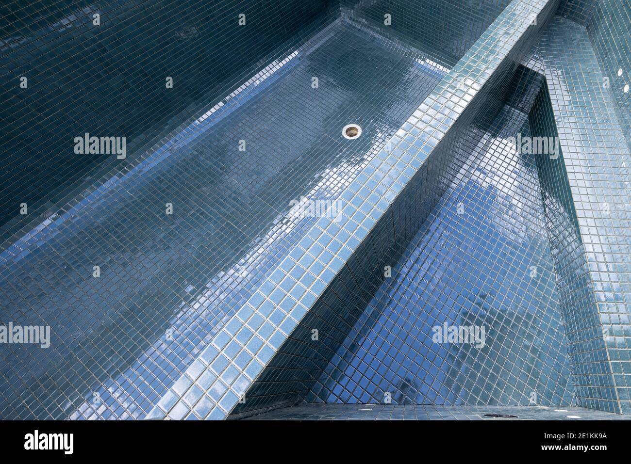 Blick auf blaue Mosaikfliesen in einem Swimmingpool und Angrenzdes Spa wird gerade gebaut Stockfoto