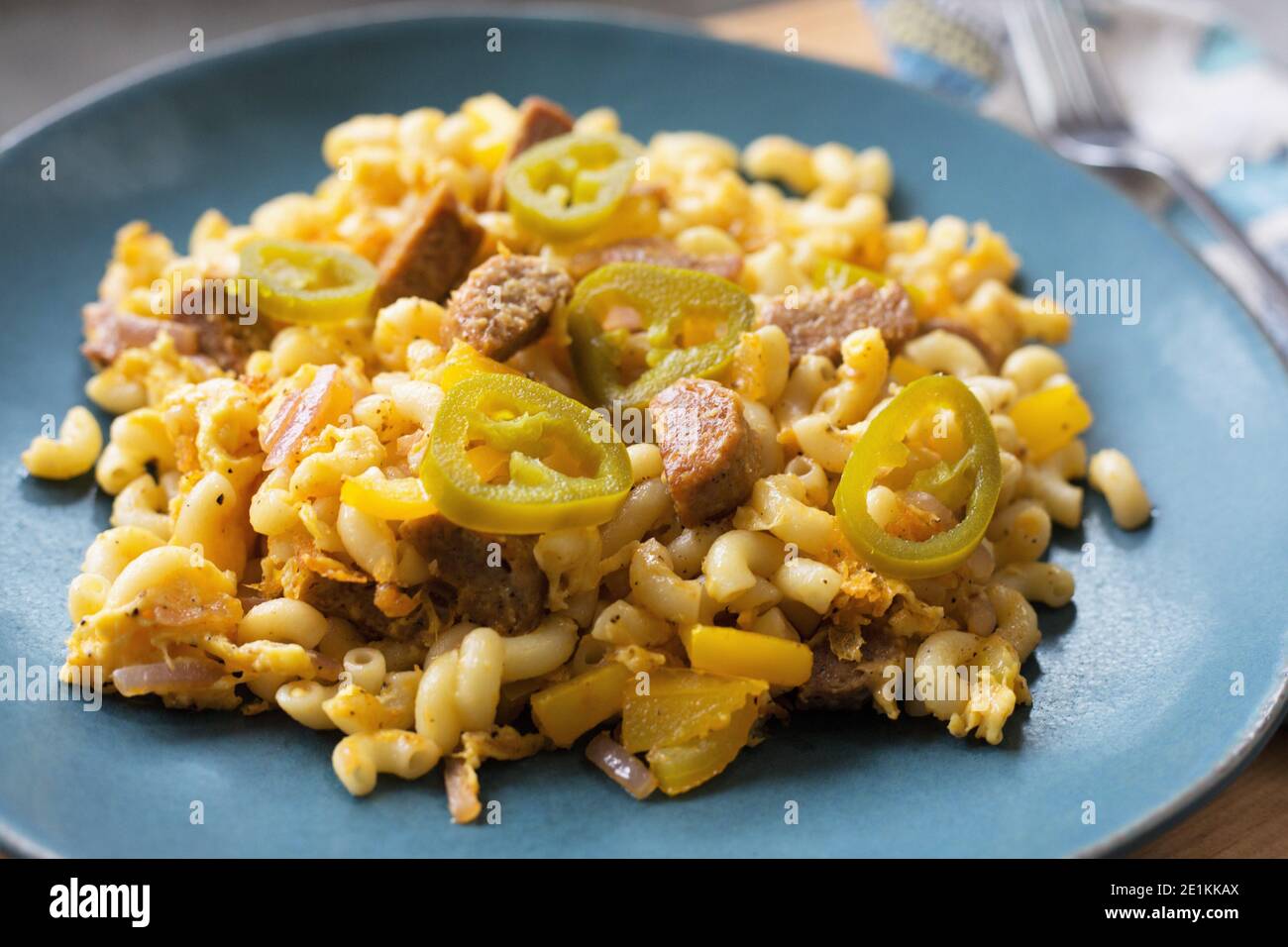 Veganes Gericht mit Makkaroni, Just Egg und darüber hinaus Wurst. Stockfoto