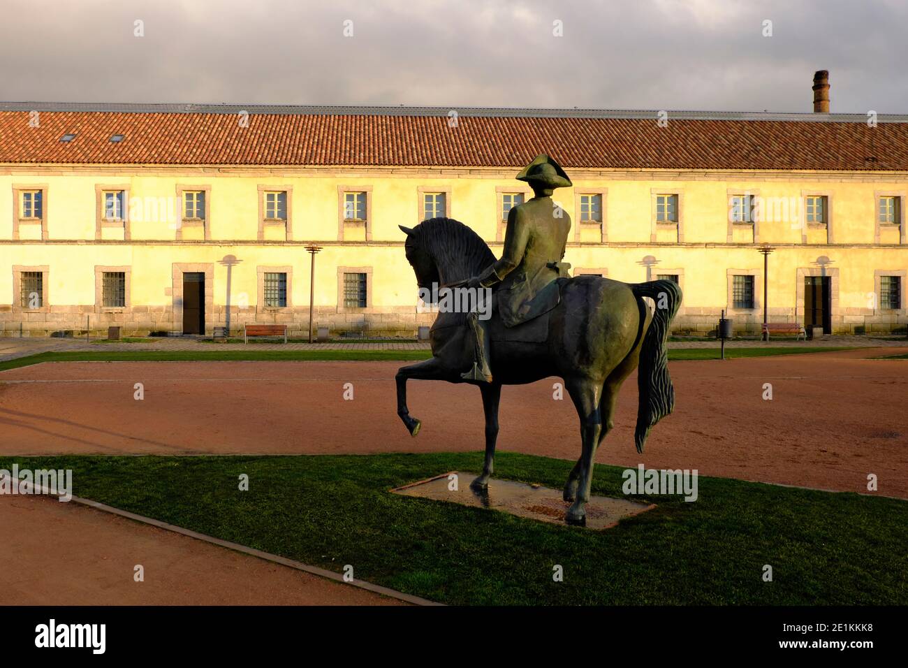 Die Statue von Karl III., Werk des Künstlers Ramiro Ribas, vor der königlichen Glasfabrik von La Granja in Real Sitio de San Ildefonso, Provinz Stockfoto