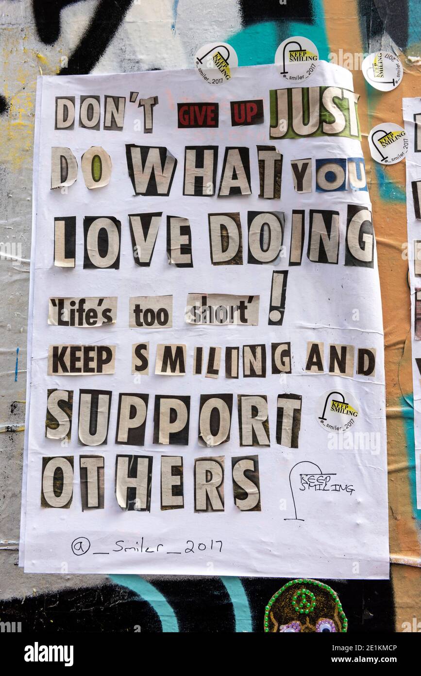 London, England: 24. Mai 2017. Street Art Arbeit von KeepSmiling in Star Yard off Brick Lane, Shoreditch, London, Großbritannien. Diese Werke enthalten Nachrichten wie Stockfoto