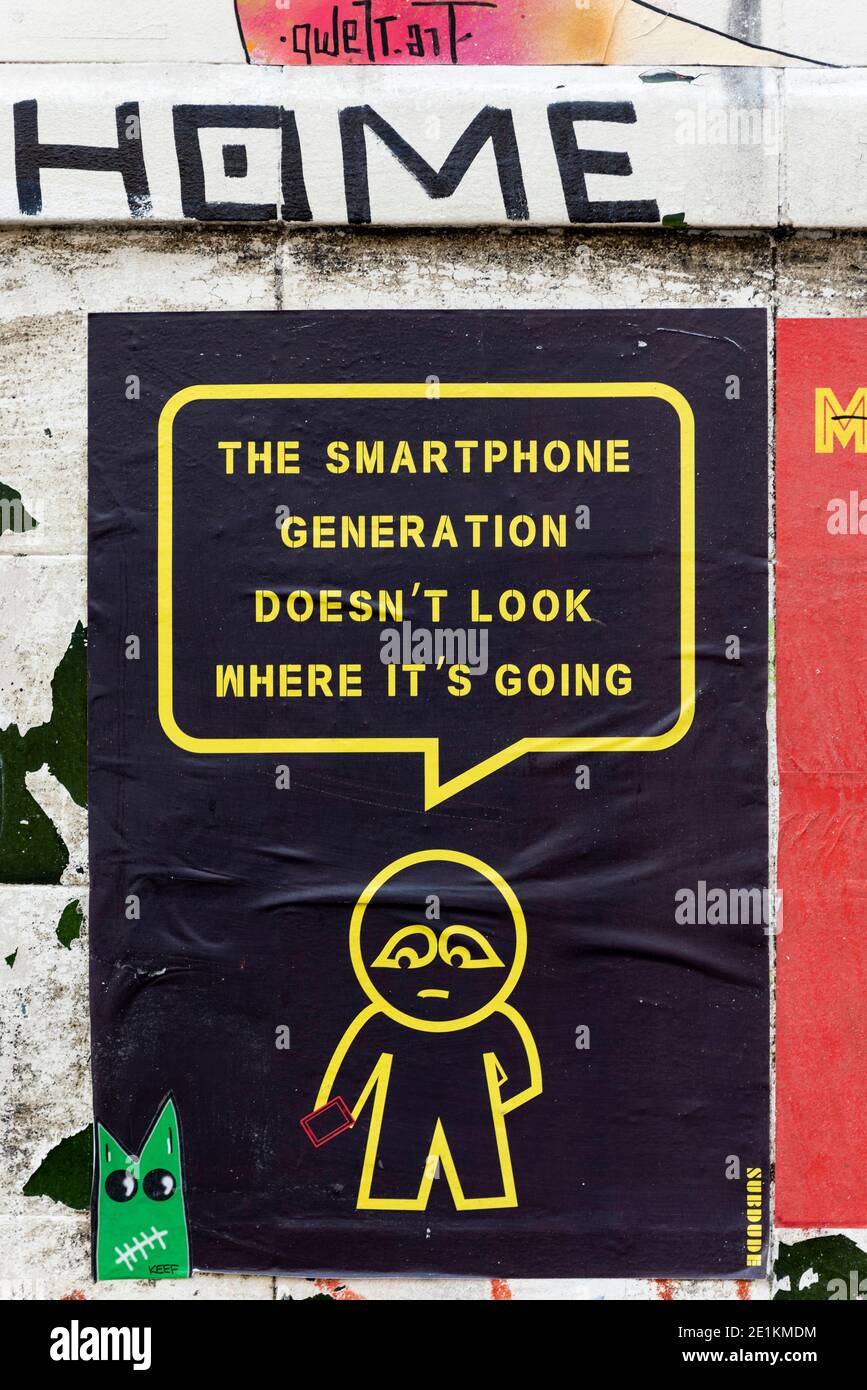London, England: 24. Mai 2017. Street Art von Künstler SubDude - Little Dude Charakter auf ÒThe Smartphone Generation doesnÕt Look where itÕs goingÓ. Alamy Stockfoto