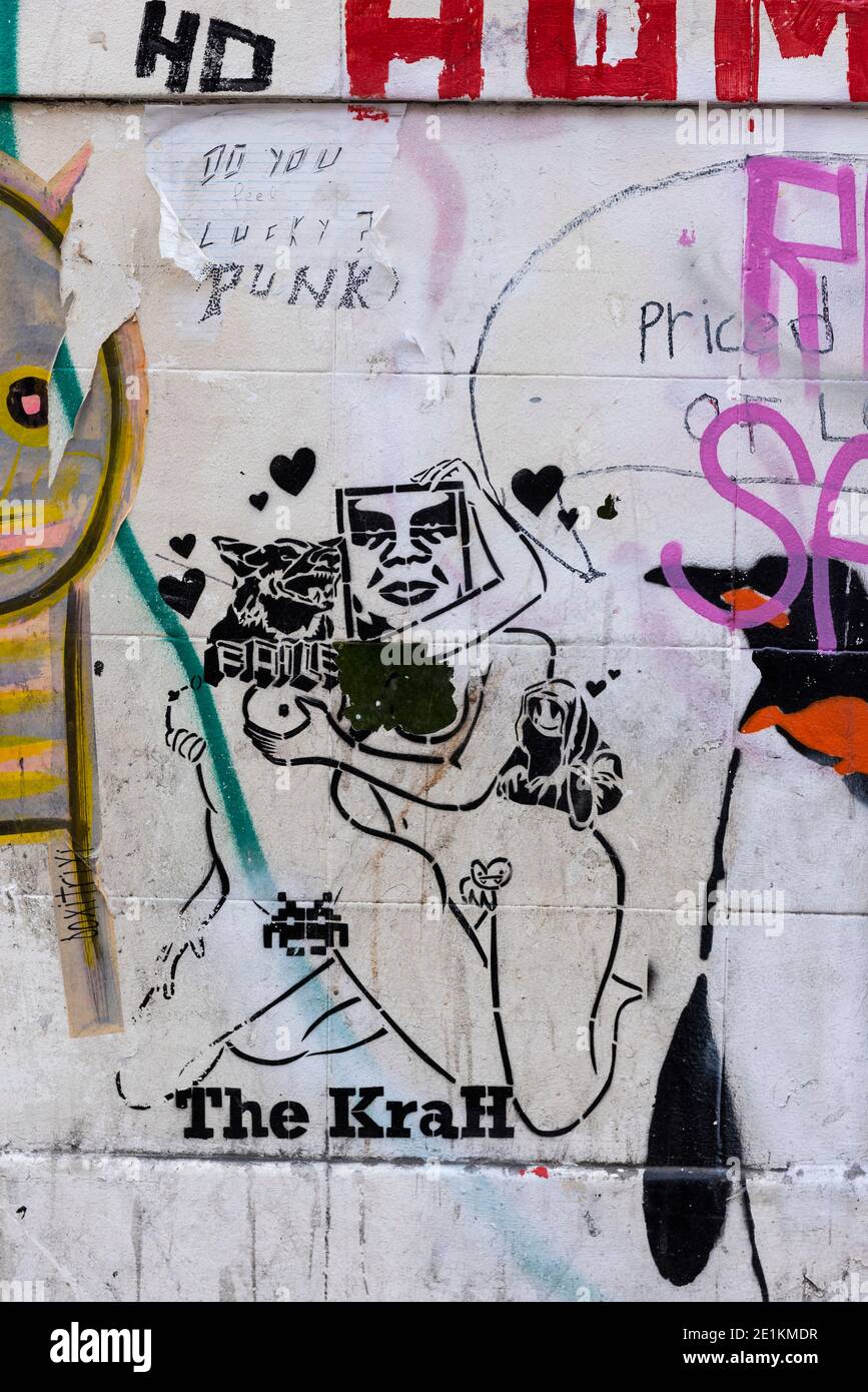 London, England: 24. Mai 2017. Stencil Street Art Arbeit die Krah "Obey mit Banksy, Invader und Pure Evil" in Star Yard in der Nähe von Brick Lane, Shoreditch, Lond Stockfoto