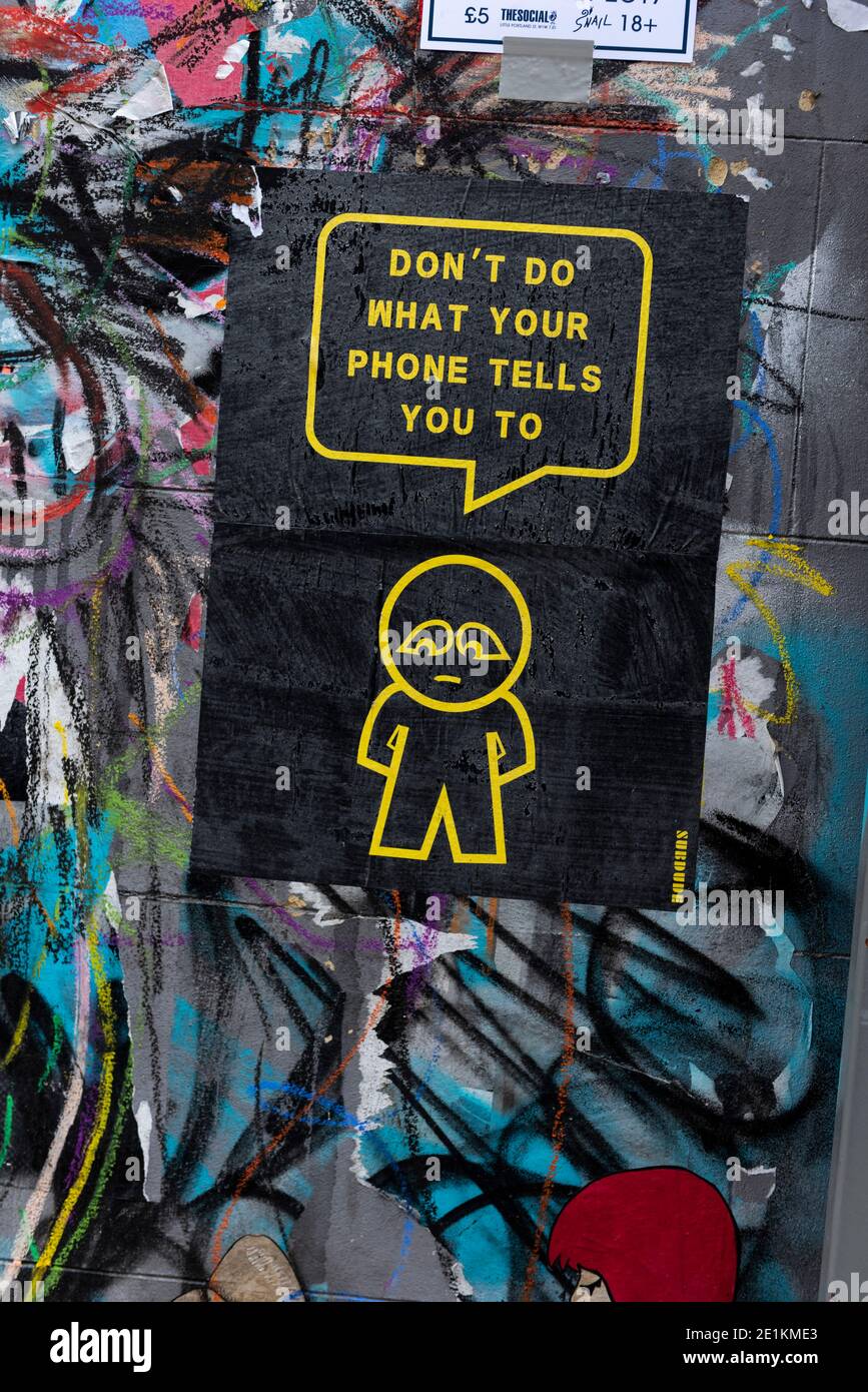 London, England: 24. Mai 2017. Street Art von Künstler SubDude - Little Dude Charakter auf ÒDonÕt tun, was Ihr Telefon sagt Ihnen toÓ. Alamy Stock Image/Jayne Stockfoto
