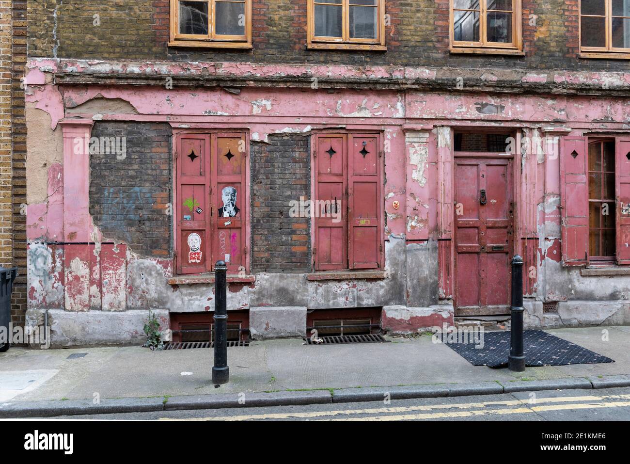 London, England: 24. Mai 2017. Ein heruntergekommenes Haus in der Princelet St ist mit Kunstwerken bedeckt, während die Farbe um sie herum abschält. Princelet st in der Nähe von Brick L Stockfoto