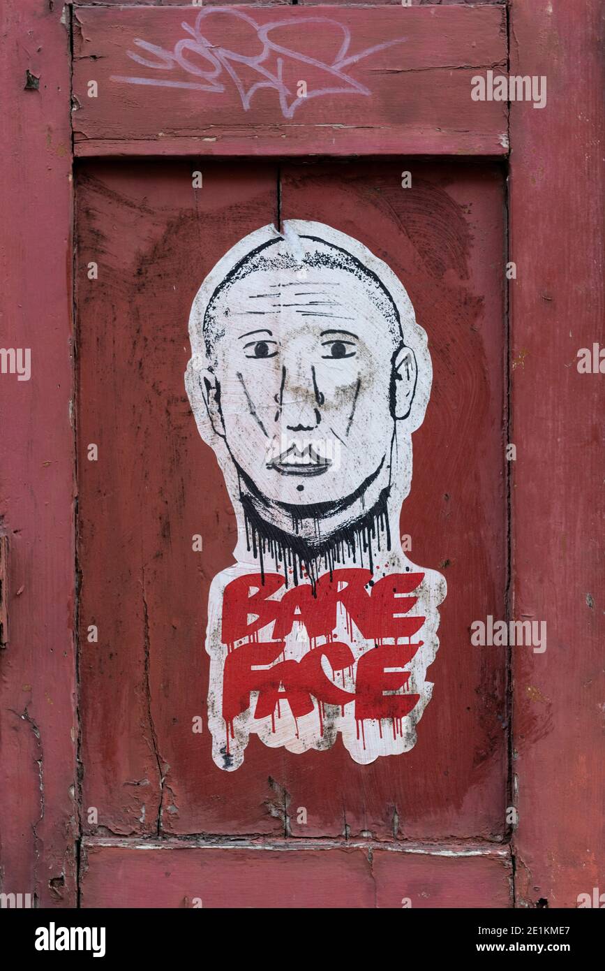 London, England: 24. Mai 2017. Ein heruntergekommenes Haus in der Princelet St ist mit Kunstwerken bedeckt, während die Farbe um sie herum abschält. Ein Poster in Princelet st Stockfoto