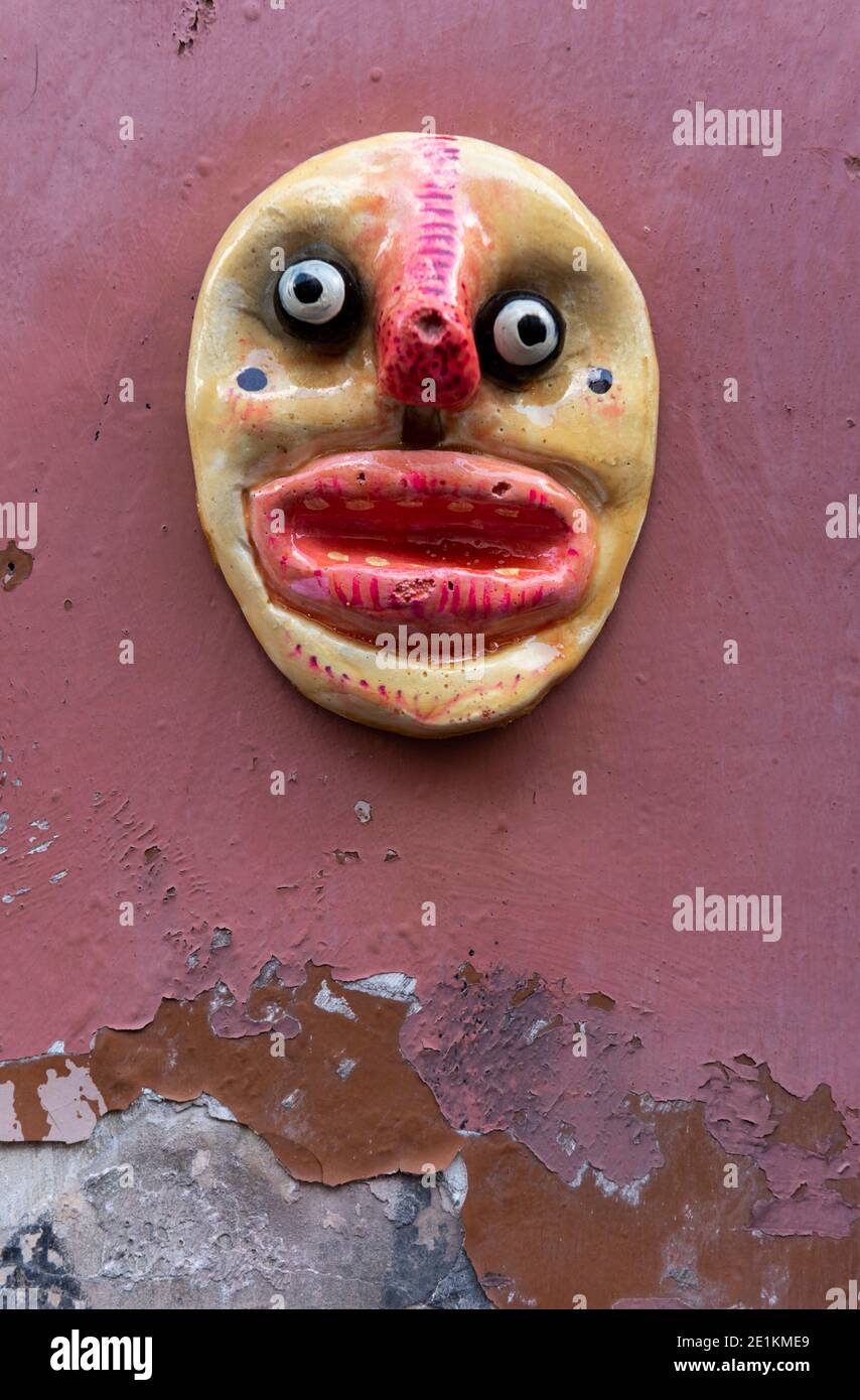 London, England: 24. Mai 2017. Ein heruntergekommenes Haus in der Princelet St ist mit Kunstwerken bedeckt, während die Farbe um sie herum abschält. Eine kleine Skulptur hängt ich Stockfoto