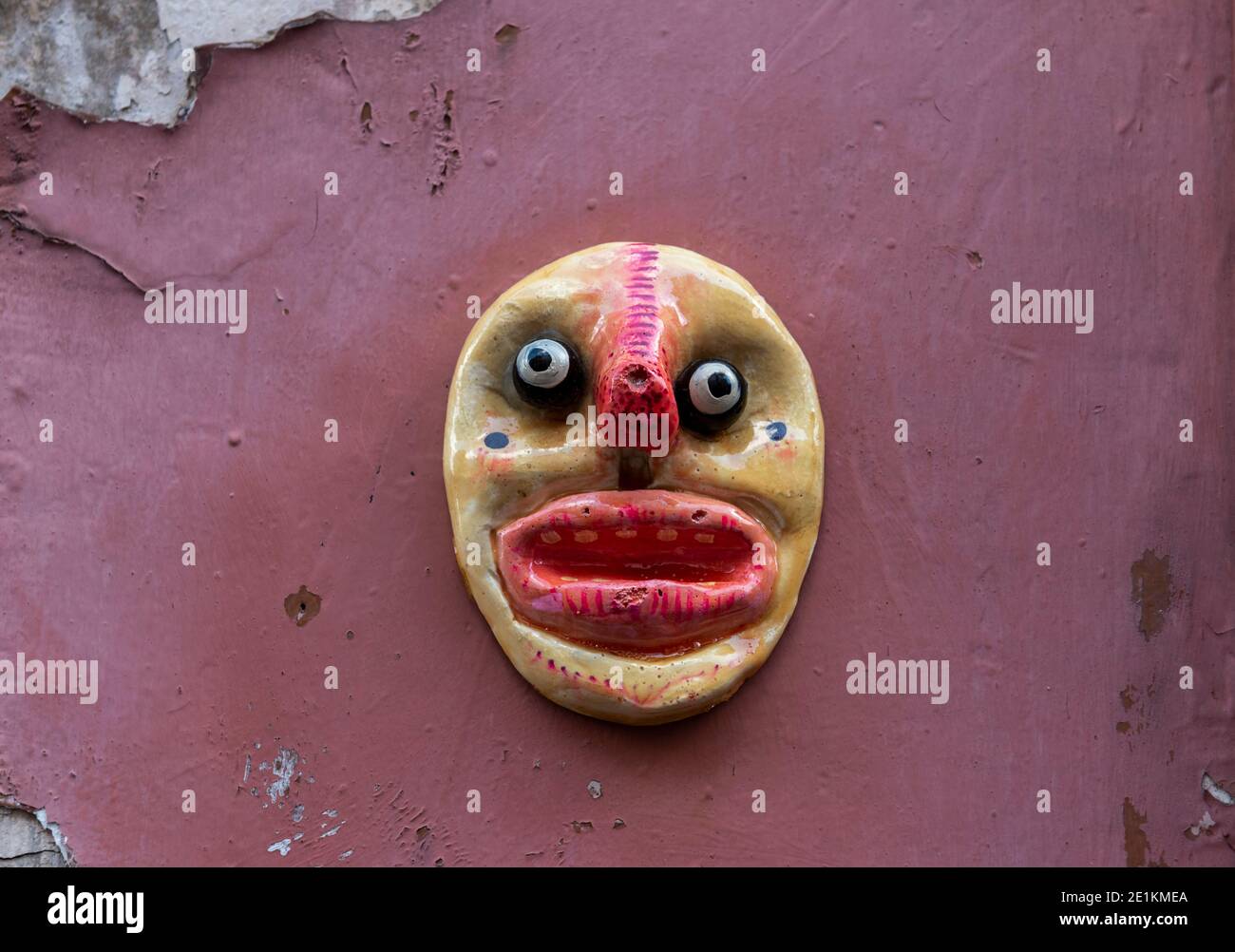 London, England: 24. Mai 2017. Ein heruntergekommenes Haus in der Princelet St ist mit Kunstwerken bedeckt, während die Farbe um sie herum abschält. Eine kleine Skulptur hängt ich Stockfoto