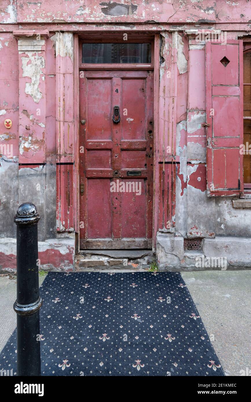 London, England: 24. Mai 2017. Ein heruntergekommenes Haus in der Princelet St ist mit Kunstwerken bedeckt, während die Farbe um sie herum abschält. Princelet st in der Nähe von Brick L Stockfoto