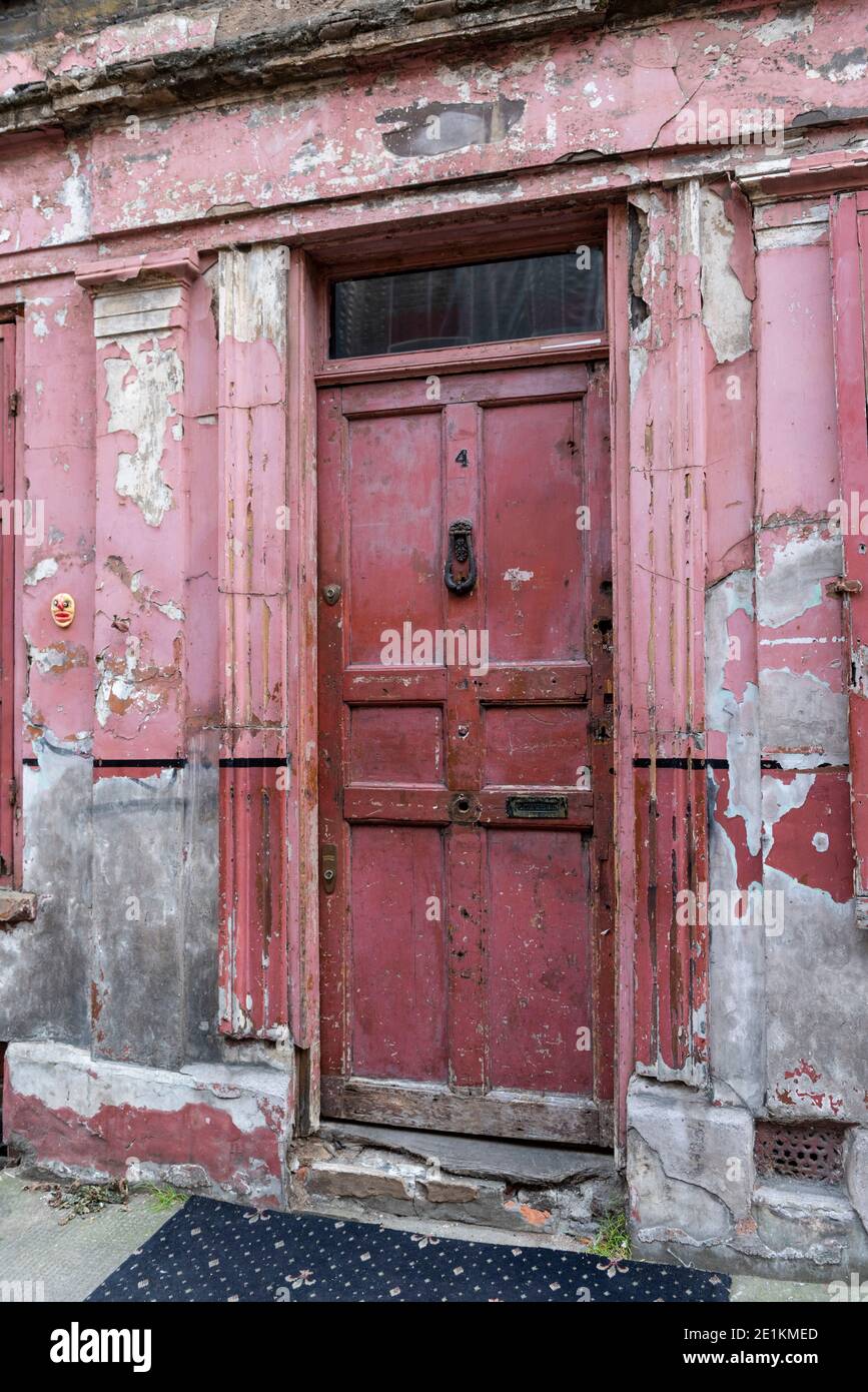 London, England: 24. Mai 2017. Ein heruntergekommenes Haus in der Princelet St ist mit Kunstwerken bedeckt, während die Farbe um sie herum abschält. Princelet st in der Nähe von Brick L Stockfoto