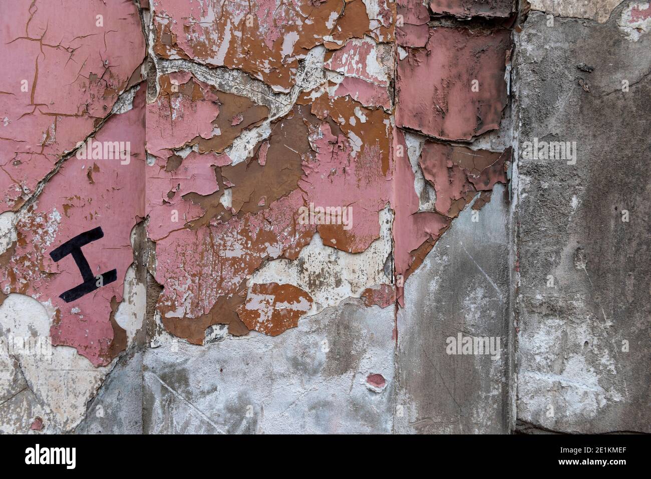 London, England: 24. Mai 2017. Ein heruntergekommenes Haus in der Princelet St ist mit abblätternder Farbe bedeckt.Princelet st in der Nähe der Brick Lane, Shoreditch, London, Großbritannien. Alamy Stoc Stockfoto