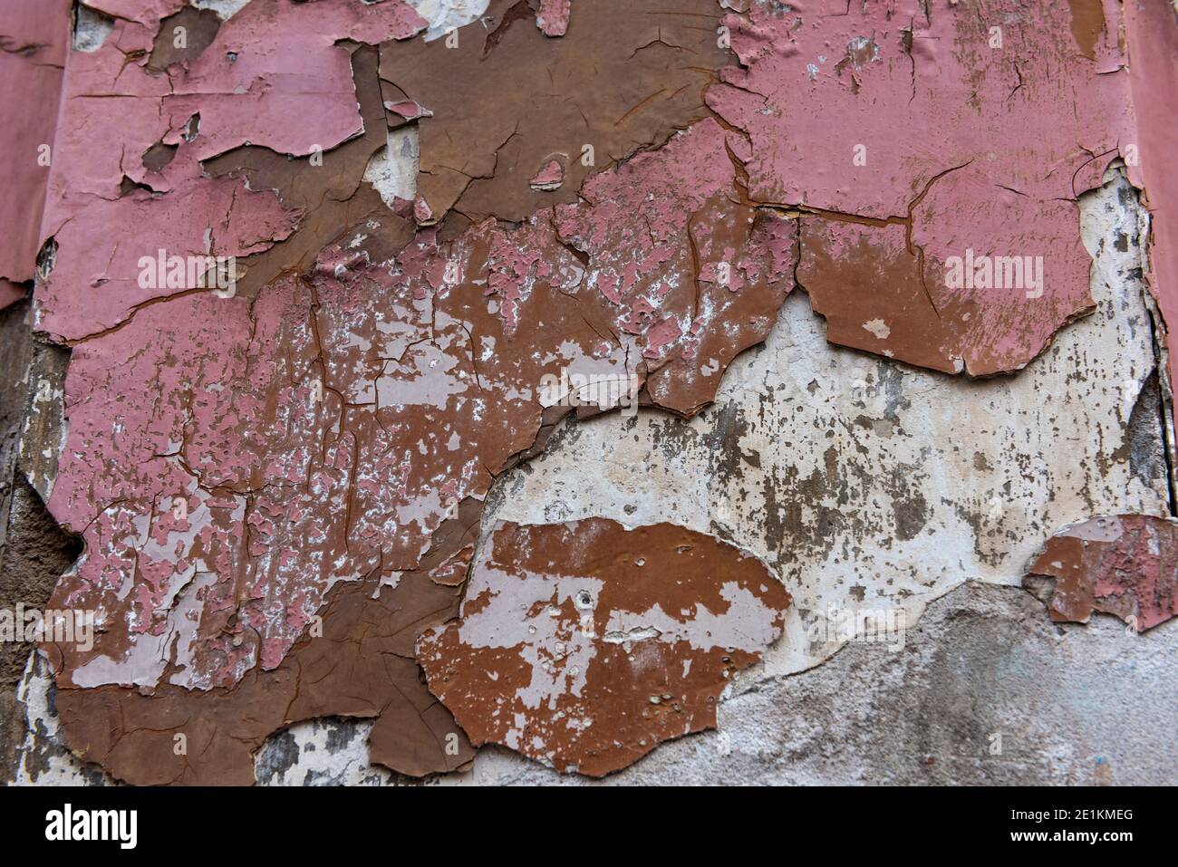 London, England: 24. Mai 2017. Ein heruntergekommenes Haus in der Princelet St ist mit abblätternder Farbe bedeckt.Princelet st in der Nähe der Brick Lane, Shoreditch, London, Großbritannien. Alamy Stoc Stockfoto