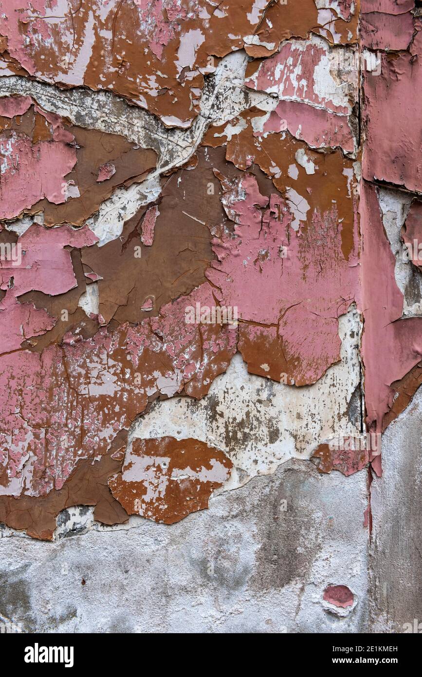 London, England: 24. Mai 2017. Ein heruntergekommenes Haus in der Princelet St ist mit abblätternder Farbe bedeckt.Princelet st in der Nähe der Brick Lane, Shoreditch, London, Großbritannien. Alamy Stoc Stockfoto