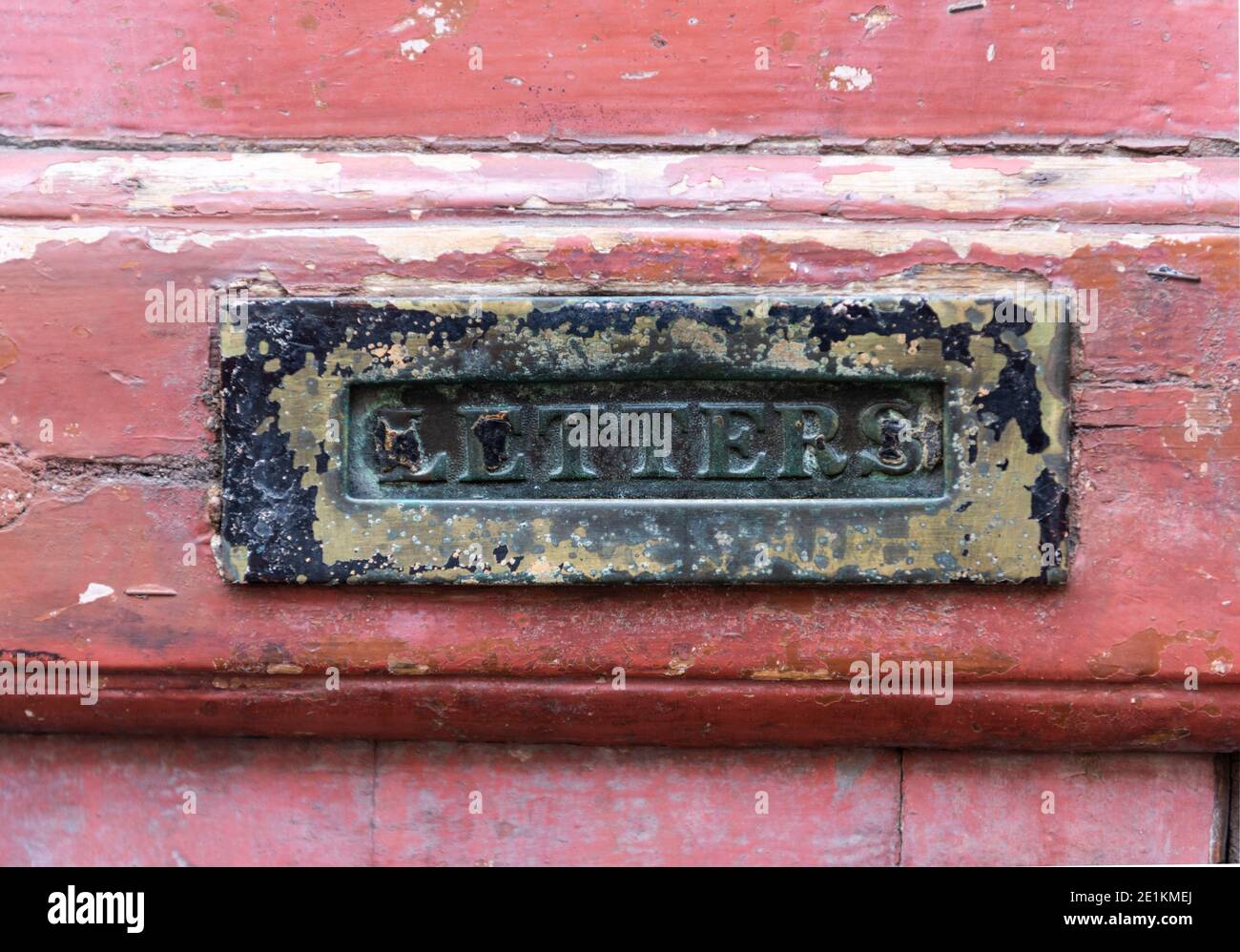 London, England: 24. Mai 2017. Ein Briefkasten auf einem heruntergekommenen Haus in Princelet St in der Nähe der Brick Lane, Shoreditch, London, Großbritannien. Alamy Stock Image/Jayne Russell Stockfoto
