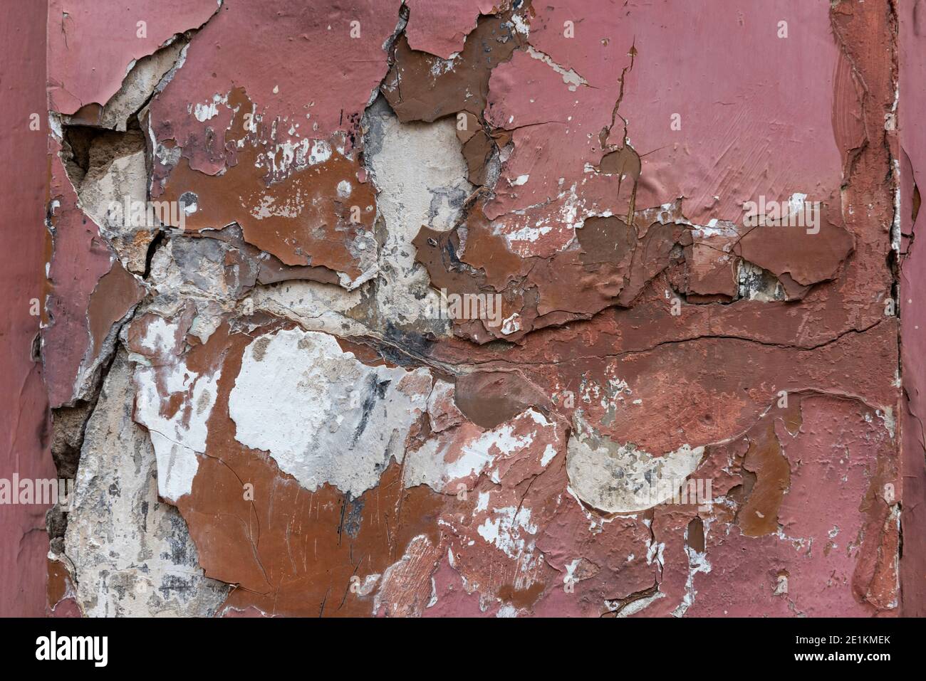 London, England: 24. Mai 2017. Ein heruntergekommenes Haus in der Princelet St ist mit abblätternder Farbe bedeckt.Princelet st in der Nähe der Brick Lane, Shoreditch, London, Großbritannien. Alamy Stoc Stockfoto