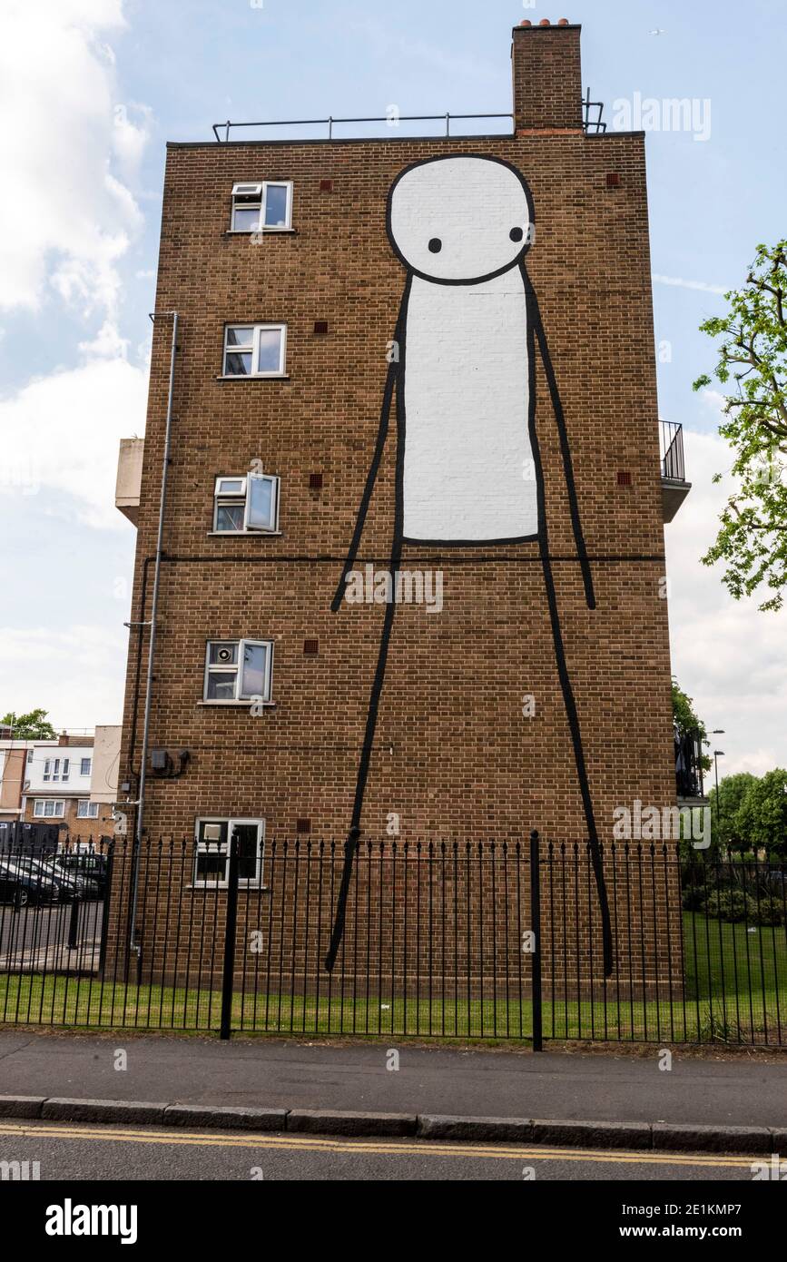 London, England: 25. Mai 2017. Der Straßenkünstler Stik malt Haggerston Wohnimmobilienarbeiten, London, Großbritannien. Die Arbeit auf dem Acton Anwesen in Haggerston, ist ein 14- Stockfoto