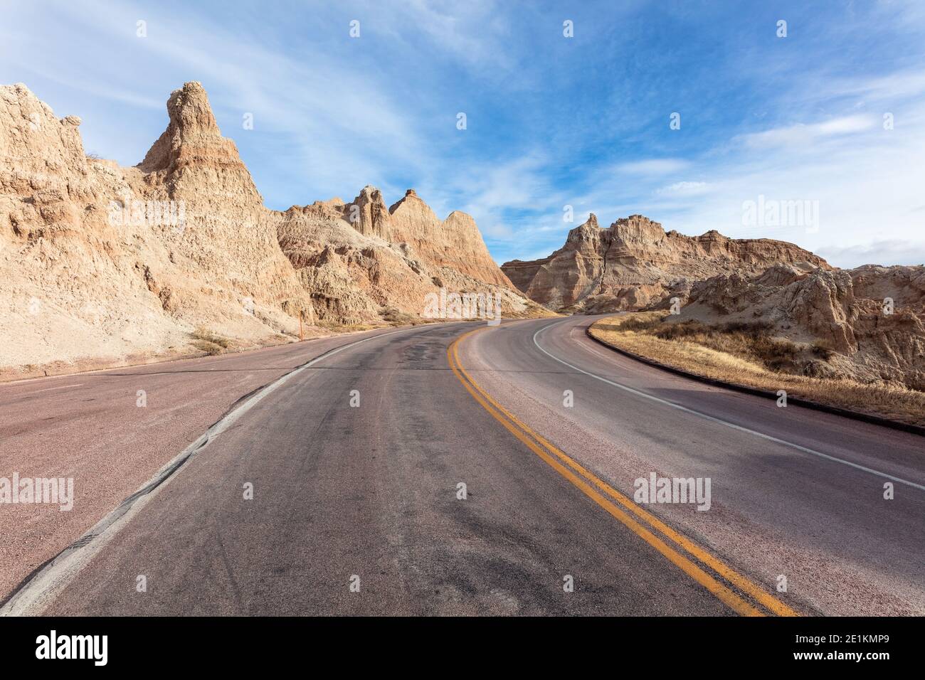 Eine kurvenreiche Straße durch den Badlands National Park, South Dakota, USA Stockfoto