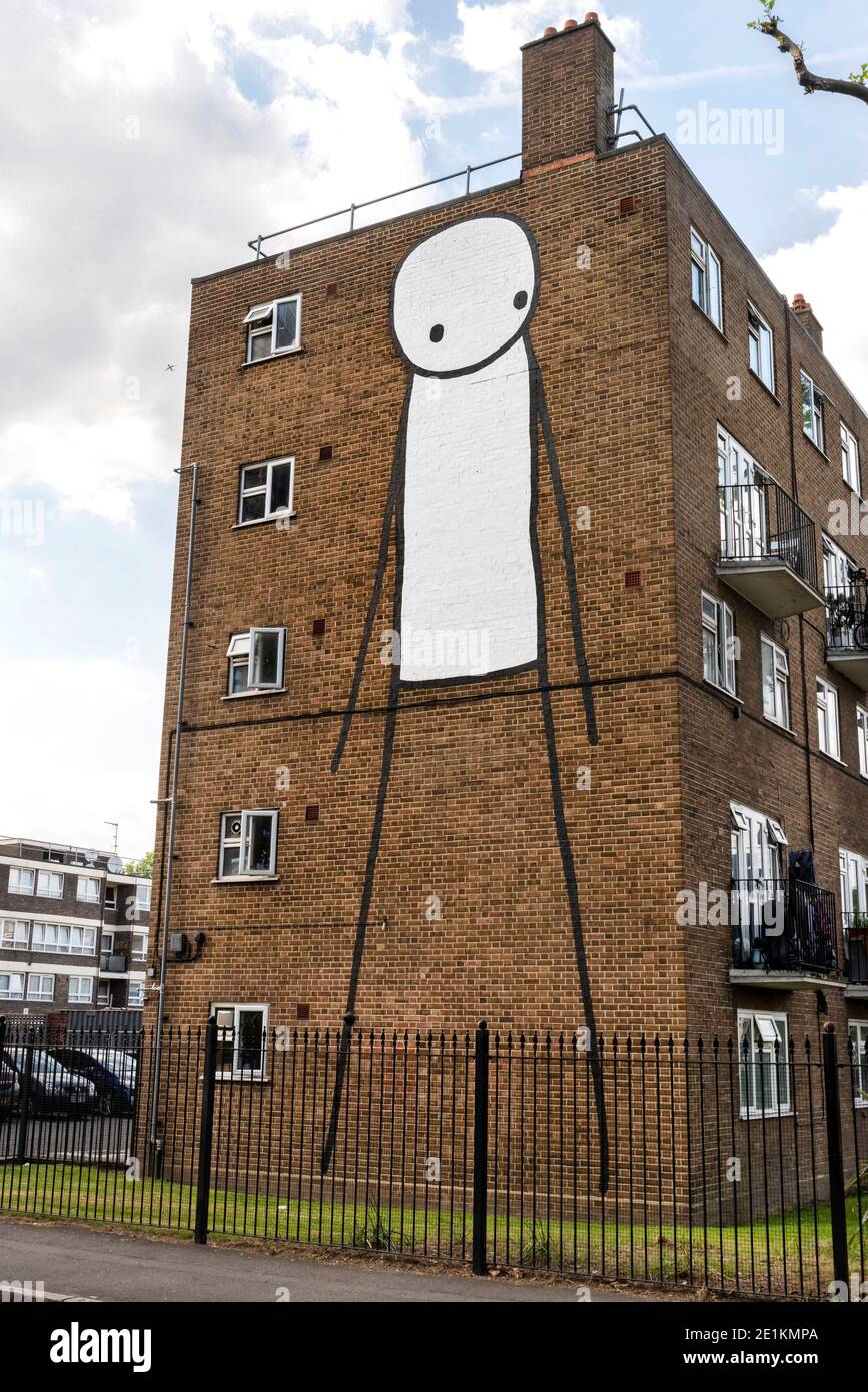 London, England: 25. Mai 2017. Der Straßenkünstler Stik malt Haggerston Wohnimmobilienarbeiten, London, Großbritannien. Die Arbeit auf dem Acton Anwesen in Haggerston, ist ein 14- Stockfoto