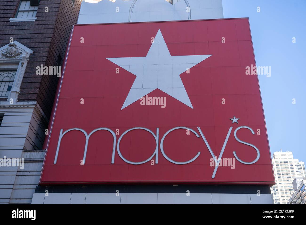 NEW YORK, NY - JANUAR 07: Schilder für den Macy's Herald Square Flagship Store, der am 7. Januar 2021 in New York City in der 34th Street in Midtown Manhattan zu sehen ist. Macy's wird in diesem Jahr weitere 45 Geschäfte schließen, als Teil eines Dreijahresplans, der darauf abzielt, die Kaufhauskette profitabel zu halten, sagte das Unternehmen. Die Geschäfte wurden in einer Liste der zuvor angekündigten Schließungen als Teil des Unternehmens Turnaround Plan vorgestellt im Februar 2020 aufgenommen. Kredit: Ron Adar/Alamy Live Nachrichten Stockfoto