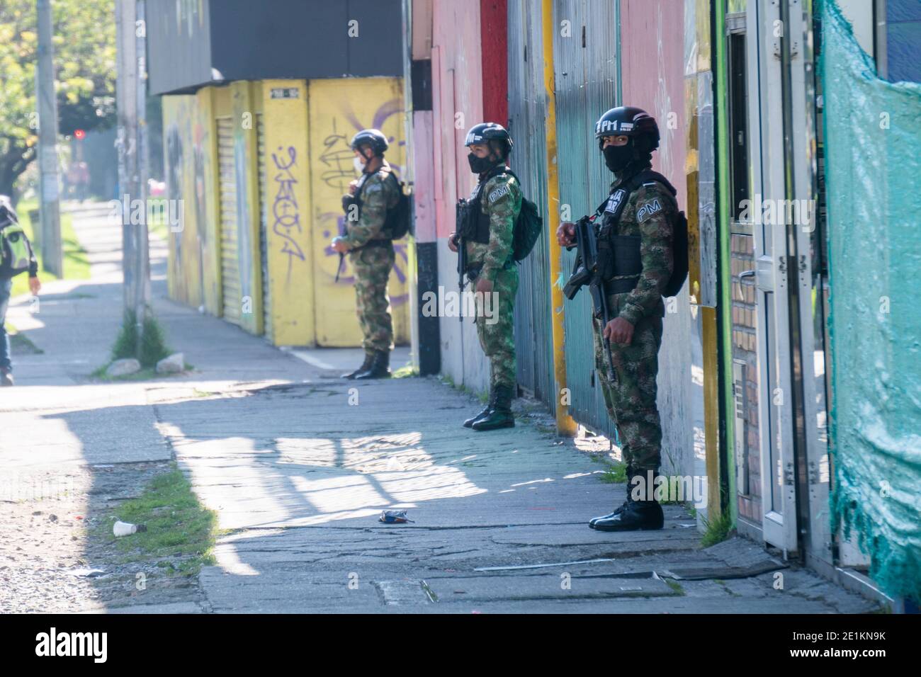 Militärpolizei in der Kontrolle des ersten Tages der strengen Quarantäne, die vom Büro des Bürgermeisters von Bogotá aufgrund der erlassenen Hohe Ansteckung der letzten Tage durch t Stockfoto