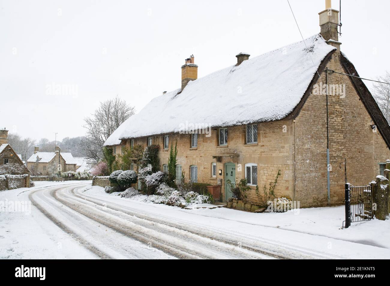 Cotswold Stein Reethäuser im Schnee zu Weihnachten. Taynton, Cotswolds, Oxfordshire, England Stockfoto