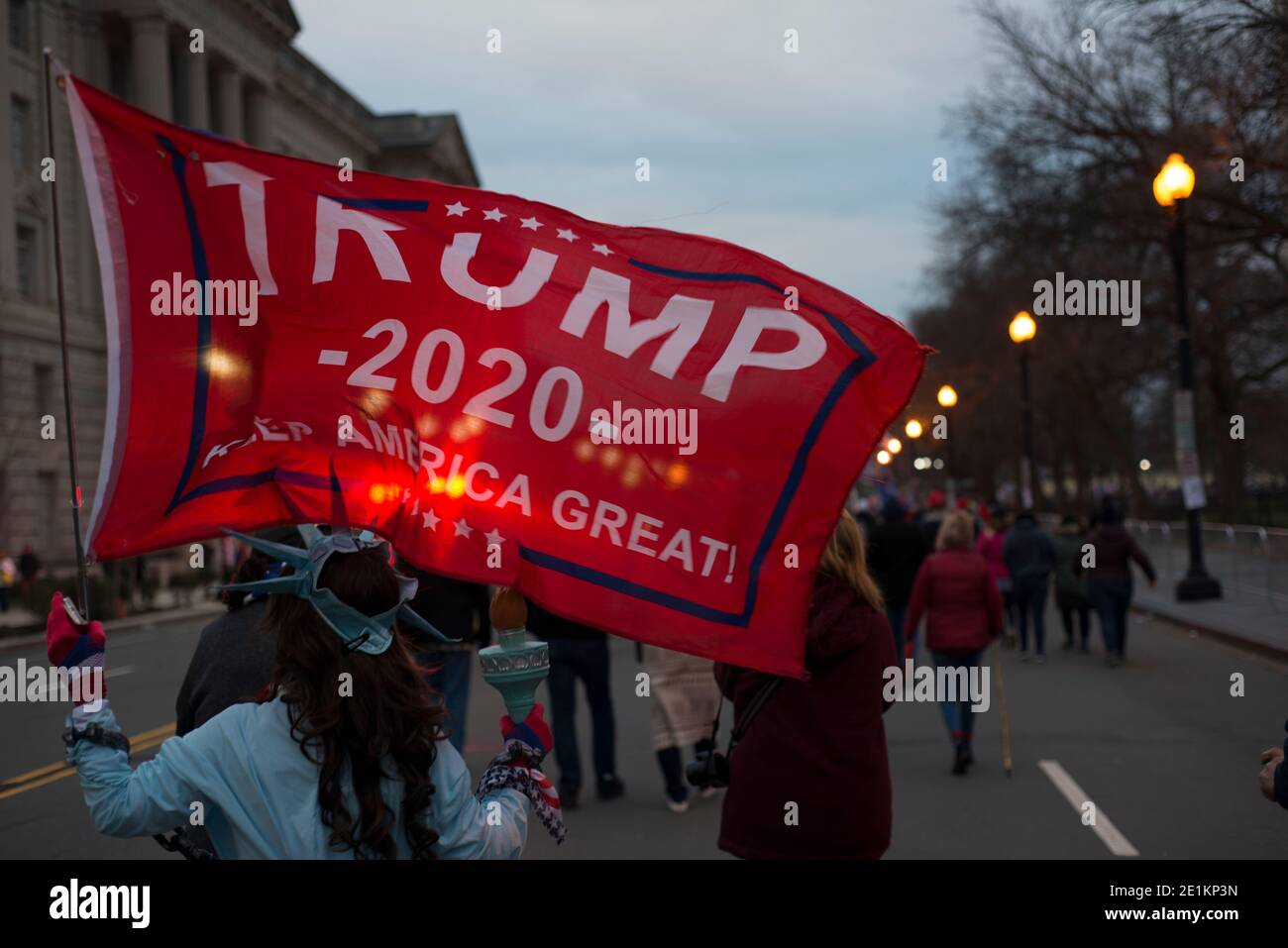 Januar 2021. Trump Supporters mit Trump 2020 Flagge bei 'SAve America' Pro Trump Rallye bei US Capital. Washington DC, USA. Stockfoto