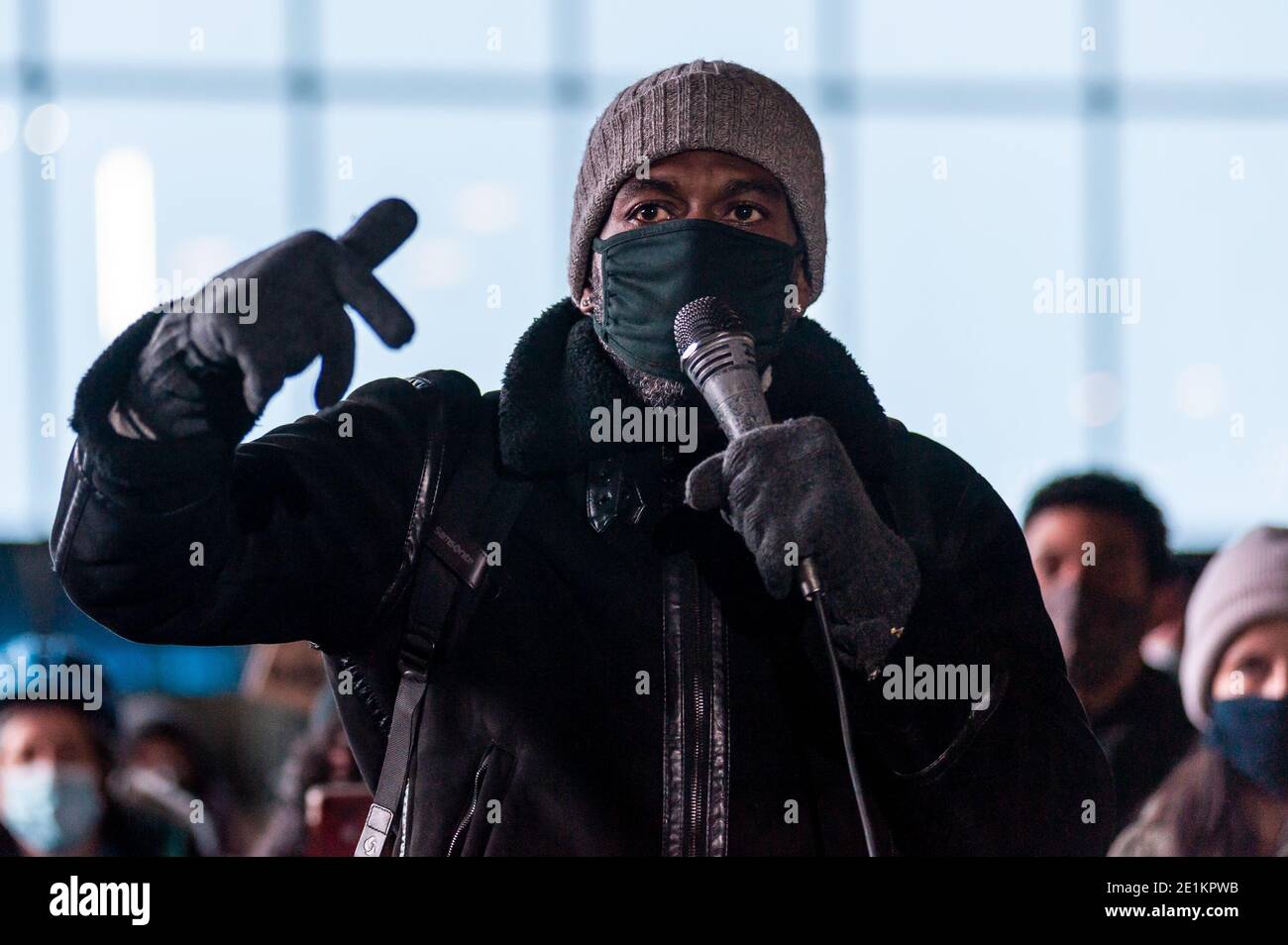 Brooklyn, Vereinigte Staaten Von Amerika. Januar 2021. Einen Tag nachdem Trump-Anhänger das US-Kapitol stürmten, wendet sich New York Public Advocate Jumaane Williams an die Demonstranten bei einem Protest, der am 7. Januar 2020 die Entfernung von Präsident Trump aus dem Büro vor dem Barclays Center in Brooklyn, New York, fordert. (Foto von Gabriele Holtermann/Sipa USA) Quelle: SIPA USA/Alamy Live News Stockfoto