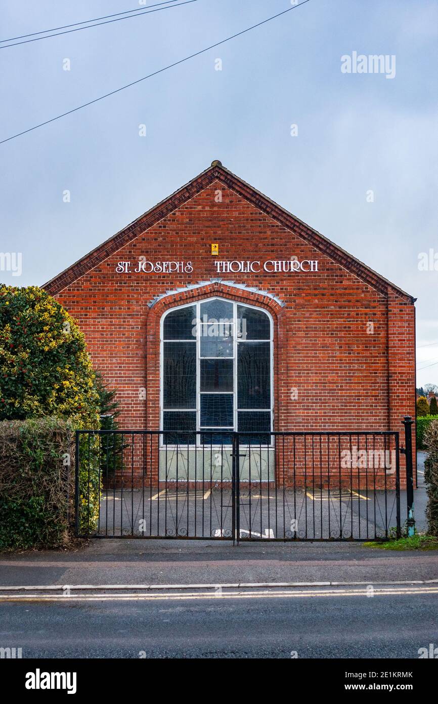St. Josephs Katholische Kirche Dinnington mit Buchstaben fehlen off-Zeichen Stockfoto