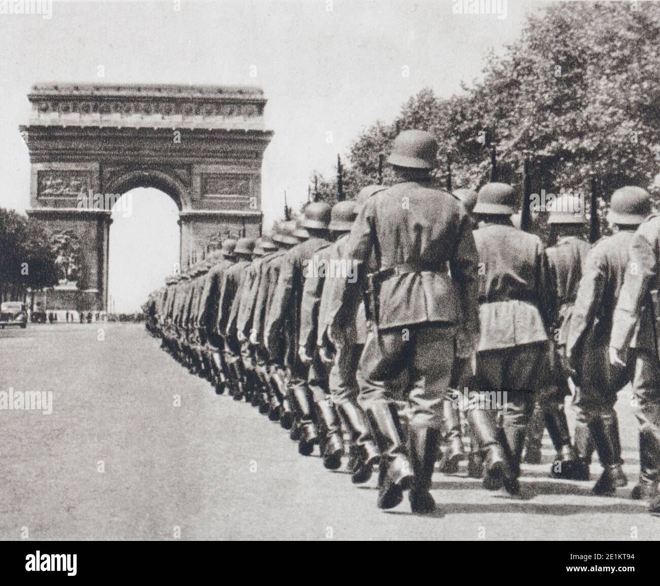 Die Deutschen sind in Paris. Die Champs-Elysees sind menschenleer, alle Häuser geschlossen sind, während die deutschen Einheiten auf dem Bogen der Stern steigt. Stockfoto