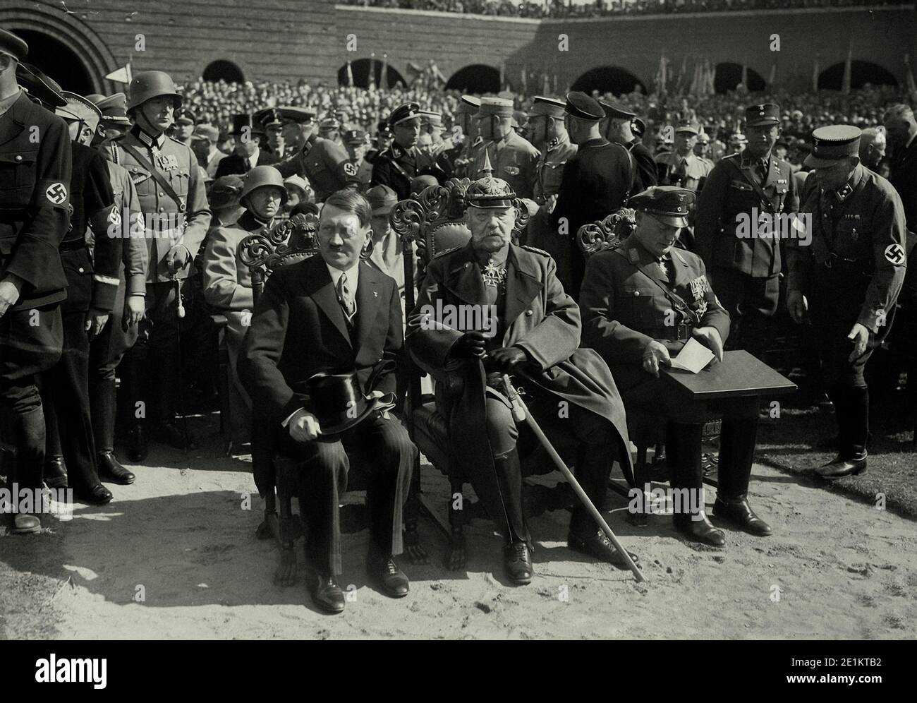 Bundeskanzler Adolf Hitler, Präsident und Feldmarschall Paul von Hindenburg, und Minister Hermann Göring am Tannenberg Memorial. Ein Jahr später Hinde Stockfoto
