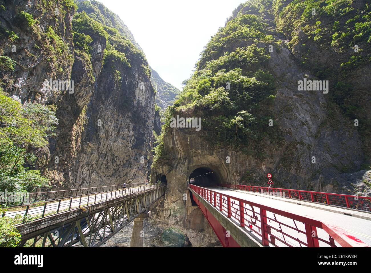 Die beiden Eisenbrücken überqueren gleichzeitig einen Berg. Hualien County, Taiwan ist ein sehr beliebter Ort für Urlaubsreisen. Stockfoto