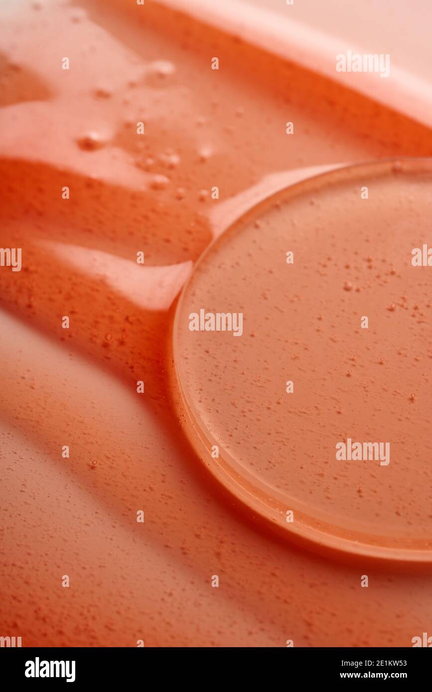 Die Textur des roten transparenten kosmetischen Gels. Abstrakter Hintergrund Stockfoto