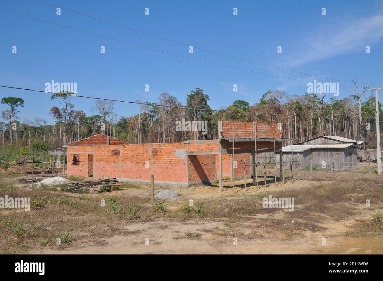 Die Auswirkungen der Entwaldung auf den Amazonas-Regenwald in Brasilien Bau eines neuen Hauses auf gerodeten Land Stockfoto