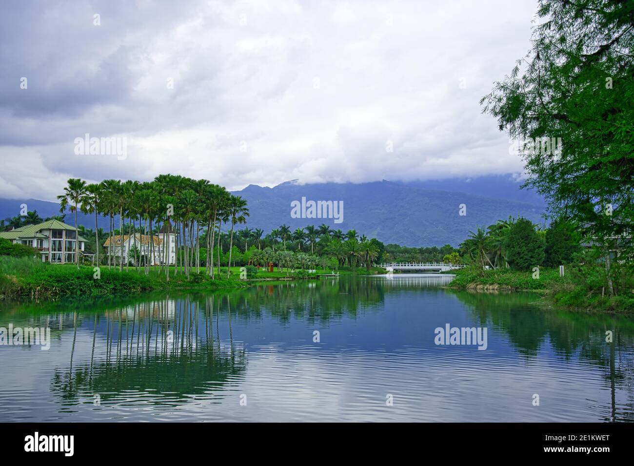 Es gibt Berge, Wasser, grüne Bäume und eine ländliche Lebensumgebung. Hualien County, Taiwan ist ein sehr beliebter Ort für Urlaubsreisen. Stockfoto