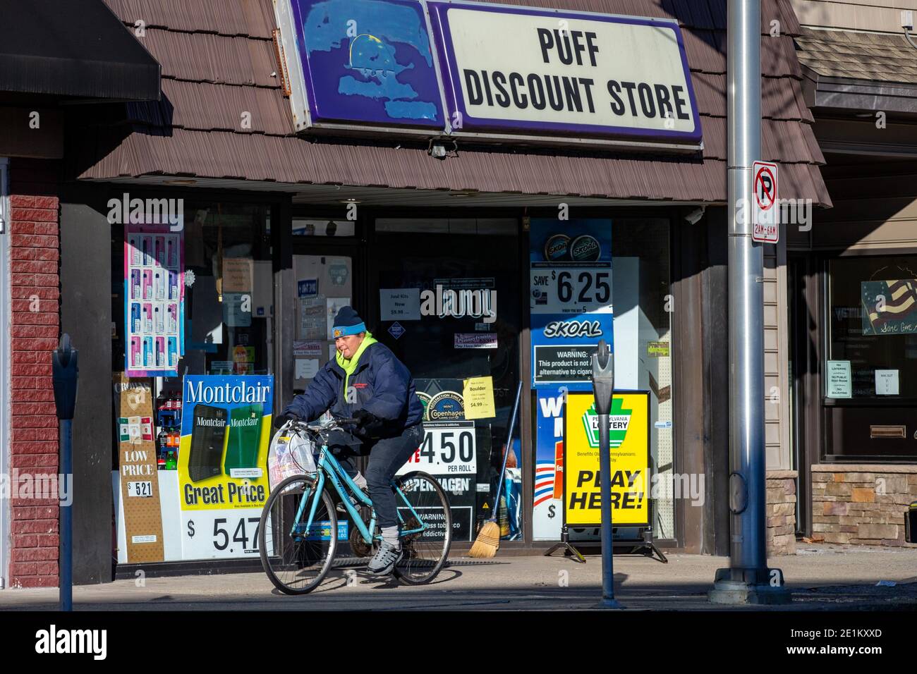 Shamokin, Usa. Januar 2021. Ein Radfahrer sah Rauchen Zigarette, als er durch Puff Discount Store fährt. Kredit: SOPA Images Limited/Alamy Live Nachrichten Stockfoto