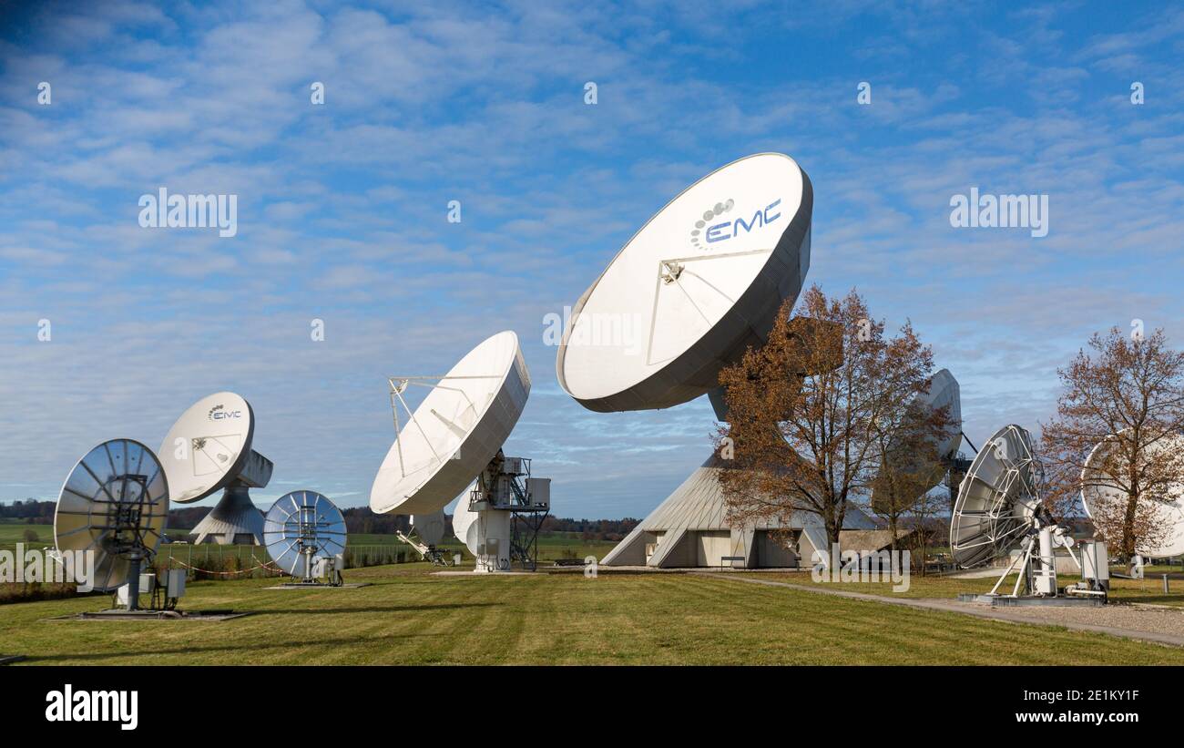 Raisting, Deutschland - 13. Nov 2020: Satellitenschüsseln bei Raisting. Zum Himmel zeigend. Mit EMC Logo. Stockfoto