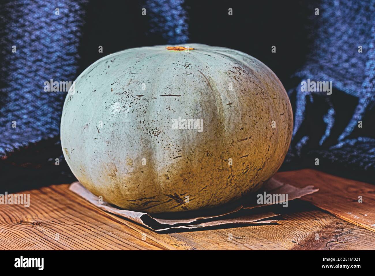 Selektives Fokusfoto von beeindruckendem Kürbis auf einem Vintage-Holztisch. Rustikales Slow Life-Konzept. Stockfoto